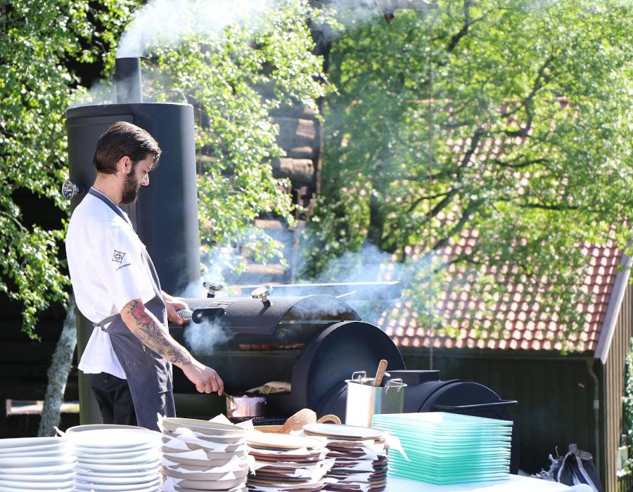 Kokk ved grillen